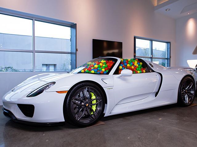 Porsche 918 full of balls