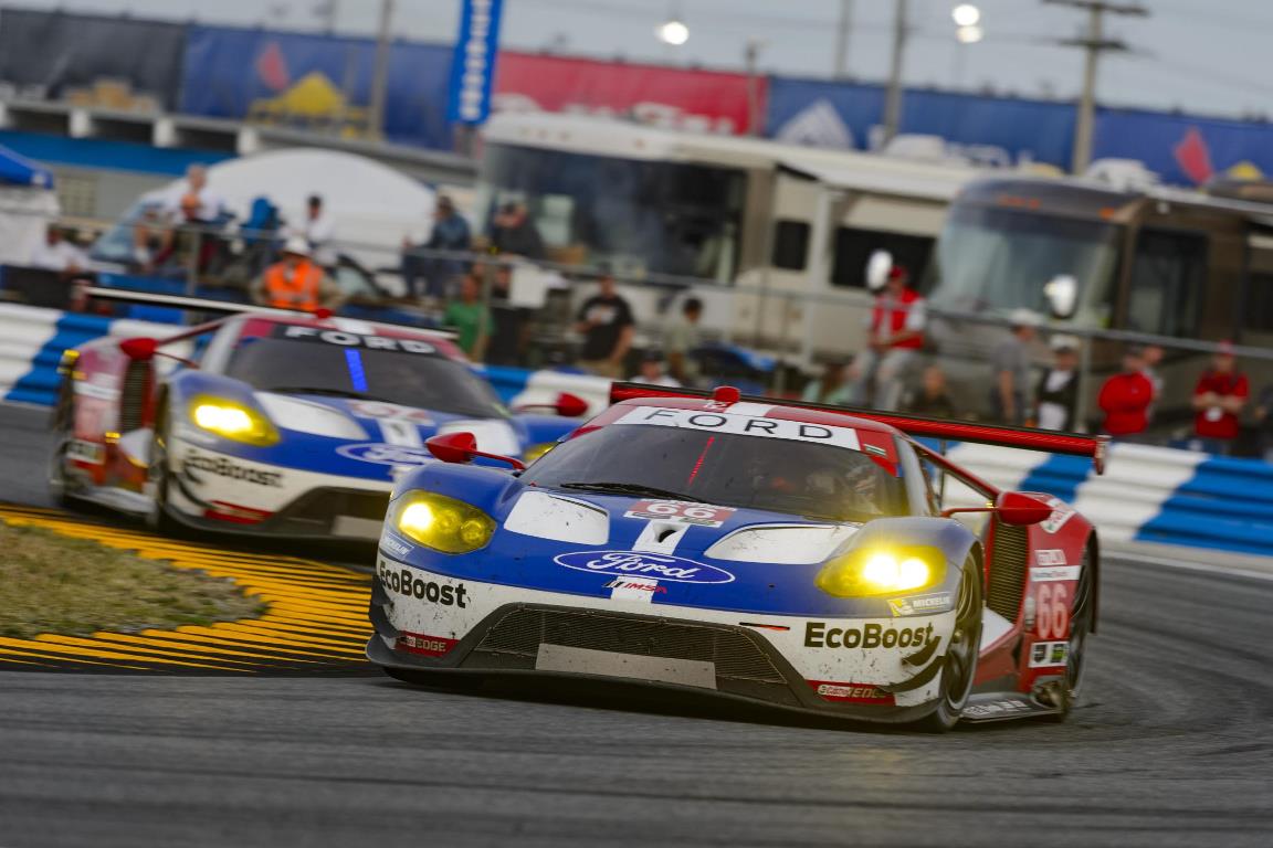 watching le mans ford gt endurance racing corner