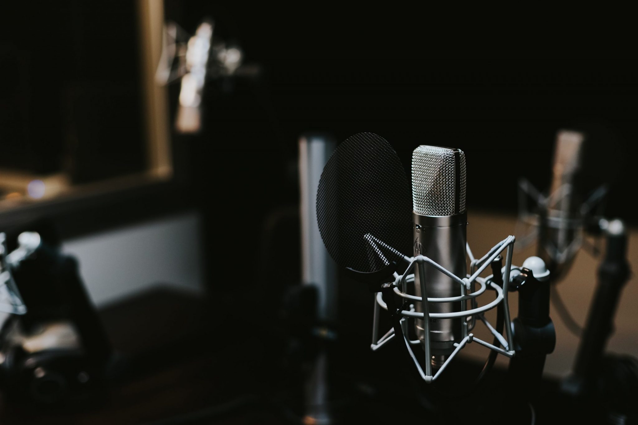 podcast studio microphone condenser