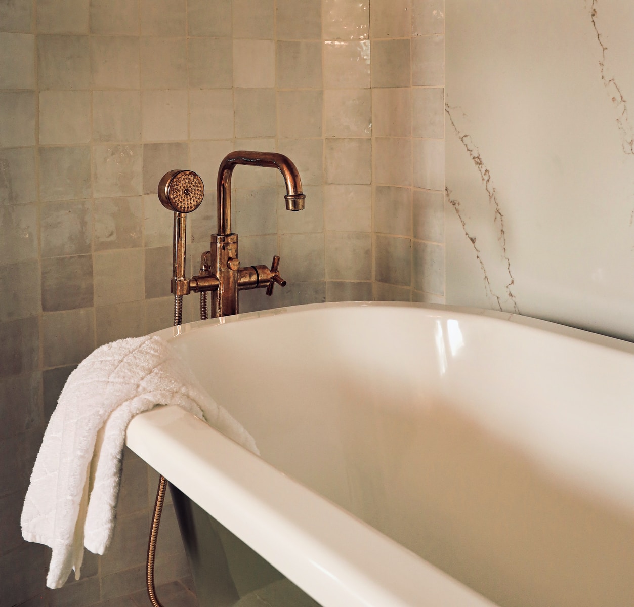 Bath Cushion white ceramic bathtub with stainless steel shower head