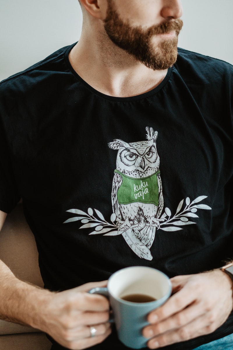 sustainable clothes Custom t-shirts man in black and green crew neck t-shirt