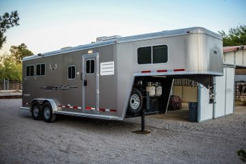 gooseneck gray camping trainer park near house